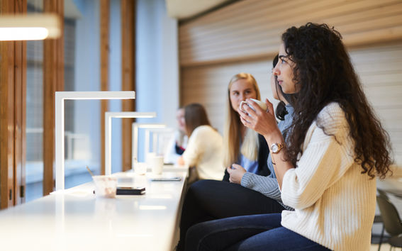 Vastaajat arvioivat organisaation näkökulmasta esimerkiksi sitä, ovatko ihmiset lämpimiä ja hyväksyviä toisiaan kohtaan tai tuovatko he toisten parhaat puolet esiin.  Kuvituskuva,Unto_Rautio_Aalto