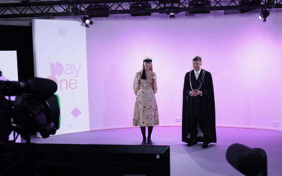 AYY:n Milja Leinonen ja rehtori Ilkka Niemelä Day One -tapahtumastudiossa