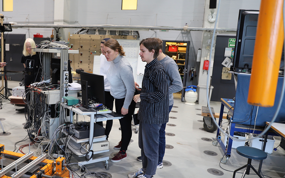 Viisi opiskelijaa konehallissa