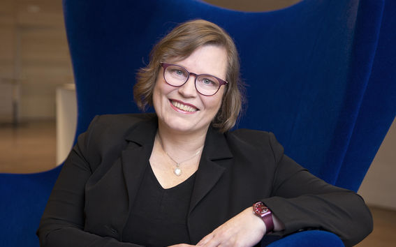 Kirsi Niinimäki istuu tuolilla.