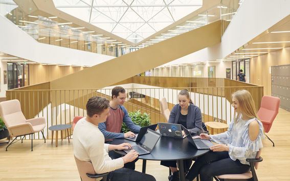 Opiskelijoita Kauppakorkeakoululla. Kuva: Aalto-yliopisto / Unto Rautio