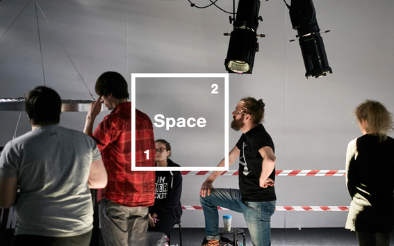 Viisi opiskelijaa rakentamassa installaatiota karkeassa projektitilass