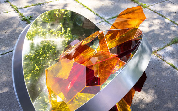 Värikäs kristallinomainen teos hehkuu auringossa