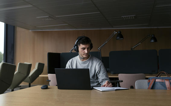 Mies ja kannettava tietokone. Kuva: Aalto-yliopisto / Petri Anttila