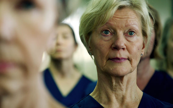 Susanna Helken elokuva Armotonta menoa - Hoivatyön lauluja sai kaksoisvoiton DocPoint-dokumenttielokuvafestivaaleilla