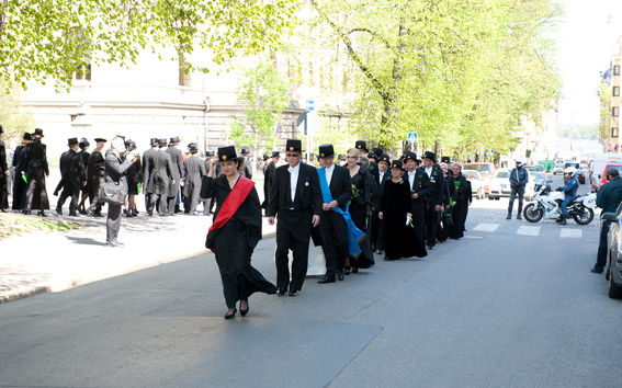 Kauppakorkeakoulun promootiokulkue vuonna 2001