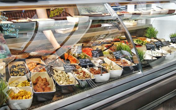 Salaattiaineksia vitriinissä