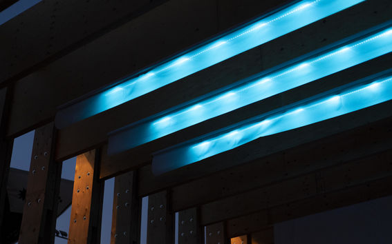 Värillä valaistuja kattopalkkeja