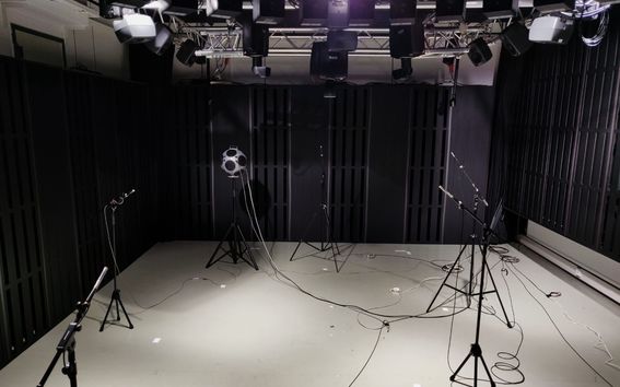 Arni-huoneen seinissä on käännettävät paneelit. Huoneeseen sijoitettu pallokaiutin soittaa ääntä kaikkiin eri suuntiin, ja akustiikan ominaisuudet voidaan mitata useilla mikrofoneilla samanaikaisesti. Kuva: Aalto-yliopisto / Karolina Prawda