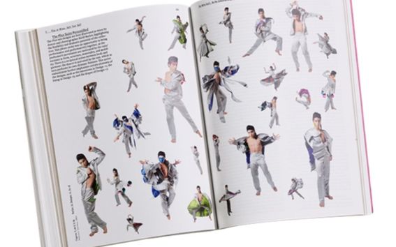 aukeama the meta-suit kirjasta. Ihmishahmoja eri asennoissa esittelevät päällä olevaa vaaleaa pukua.