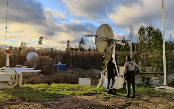 Taavi Väänänen ja Atte Kapanen Helsingin matematiikkalukiosta tekivät tarkistusmittauksia Metsähovissa marraskuussa 2021. Kuva: Aalto-yliopisto / Joni Tammi