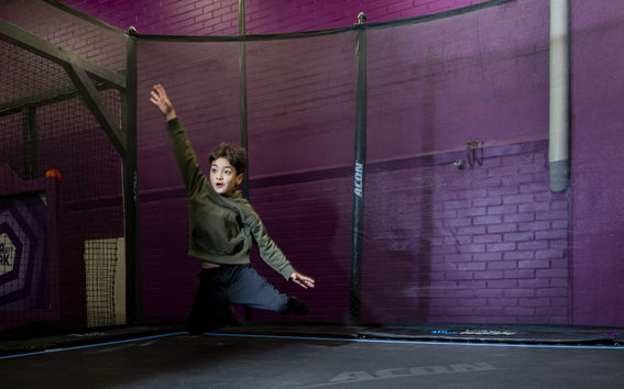 Seitsemänvuotias Nelson hyppimässä trampoliinilla liikuntapuisto SuperParkissa.