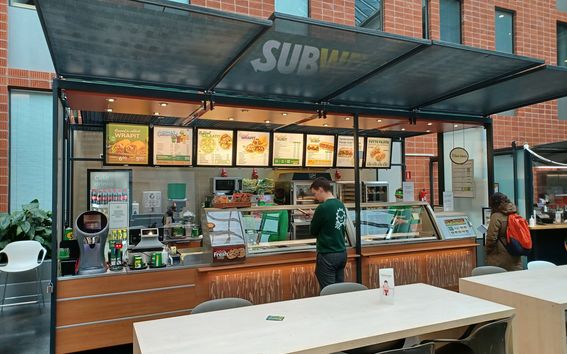 Opiskelijat tilaamassa lounasta Subway Otaniemessä