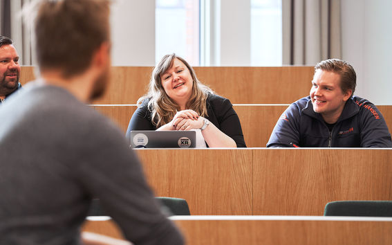 Opiskelijoita luentosalissa