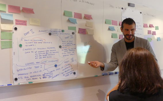 Rubén Vicente Sáez leading a group work at the Unite! Open Science Summer School. 