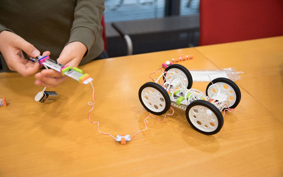 Kuva sähkötekniikan korkeakoulun perhepäivältä vuodelta 2019 (kuva: Aalto-yliopisto / Annamari Tolonen