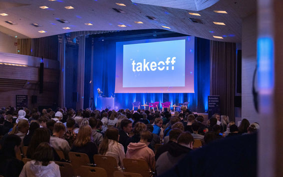 Nuoria kuuntelemassa tapahtuman ohjelmaa.