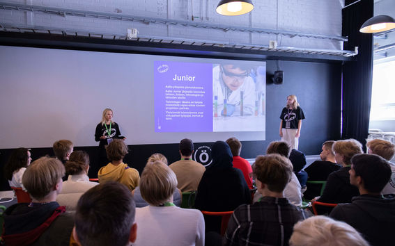 Nuoria Aalto-yliopisto Juniorin työpajassa
