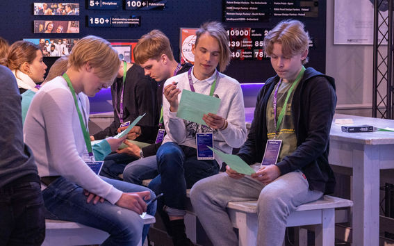 Nuoria Aalto-yliopisto Juniorin työpajassa.