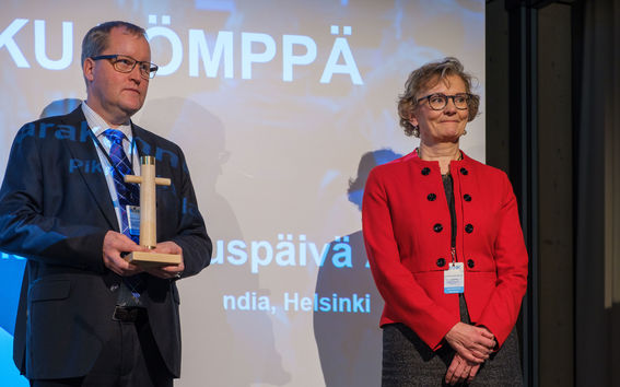 Leena Korkiala-Tanttu palkittiin Tölpällä