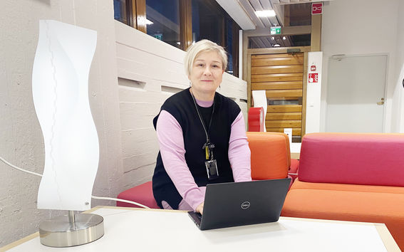Anne Sunikka Dipolissa tietokoneen ääressä.