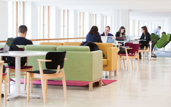 Kuvassa opiskelijoita kauppakorkeakoulun lukusalissa, Aalto-yliopisto/ Aino Huovio