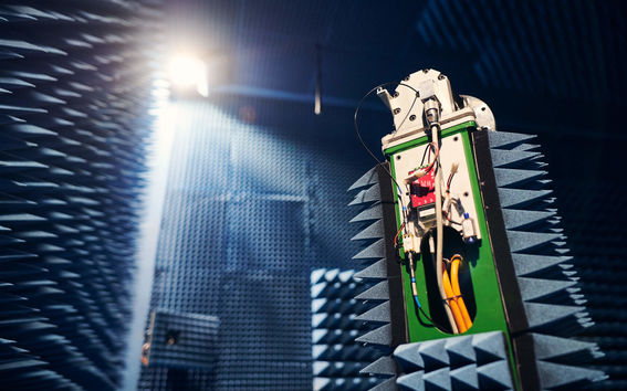  Tutkimustyössä hyödynnetään Aalto-yliopiston radiokaiutonta huonetta Otaniemessä. Kuva: Aalto-yliopisto / Unto Rautio