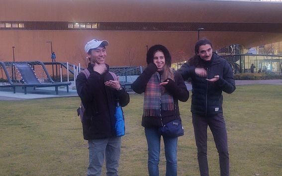 opiskelijat Oodin edessä