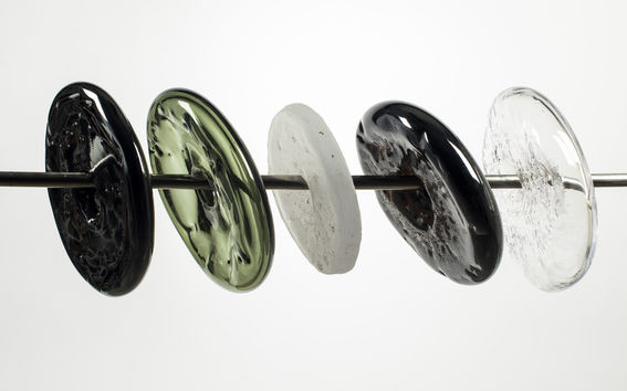 Lasileipiä roikkumassa vartaassa