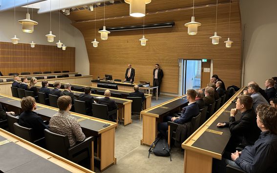 Stipendien saajat ja jakajat yhteiskuvassa Otakaari 1:n kokoushuoneessa..