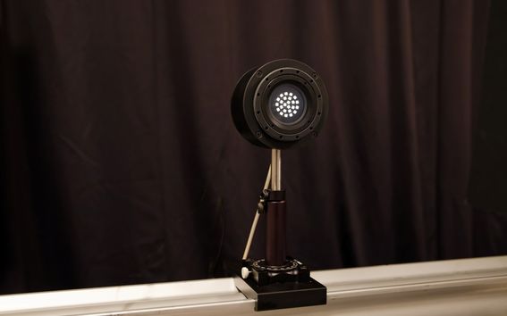 Kuvassa oleva LED-standardivalonlähde kehitettiin EMPIR PhotoLED -projektissa ja siinä käytetyt valkoiset LEDit on valittu uuden valkoisen spektrin eli CIE reference spectrum L41:n mukaisesti. Kuva: Tuomas Poikonen / VTT