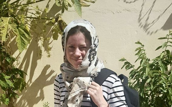 Kuvassa näkyy Saara Hietanen työmatkalla Afrikassa ja pukeutuneena peittävään asuun.