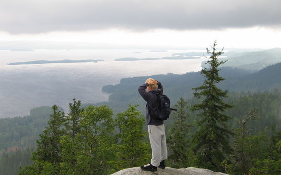 Kuvassa nuori Markus Puhakka katselee Kolin upeitaa maisemia. 