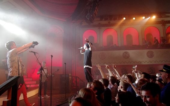 Kuvassa Markus Puhakka esiintyy lavalla Akystic-yhtyeen solistina. 