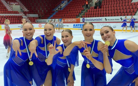 Muodostelmaluistelujoukkue Team Unique'n aaltolaiset luistelijat