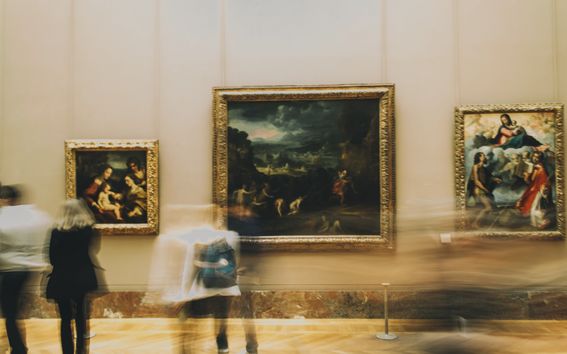 Tauluja taidemuseon seinällä, kuvituskuva tutkimusuutiseen, joka paljastaa kuinka kuvataiteen katselu vaikuttaa tunteisiin 