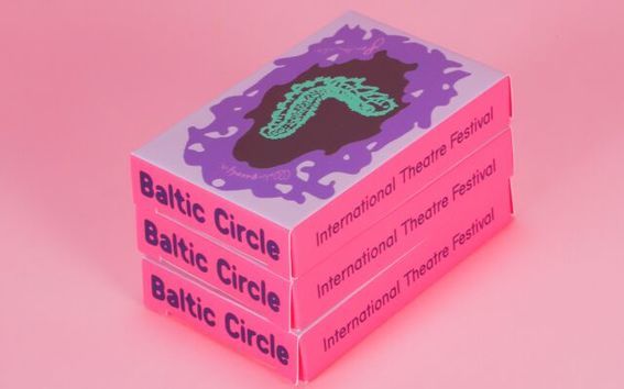 Vaaleanpunaisella taustalla värikkäitä, pinkkisävytteisiä pelikorttirasioita pinossa