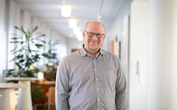 Mikko Kiviharju käytävällä, kuva Aalto-yliopisto Matti Ahlgren