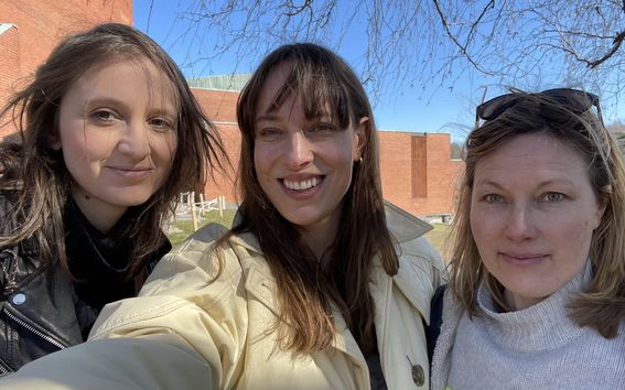 Kuvassa kolme naista, jutun kirjoittajat, selfiessä Aalto-yliopiston kampuksella kevätauringon paisteessa
