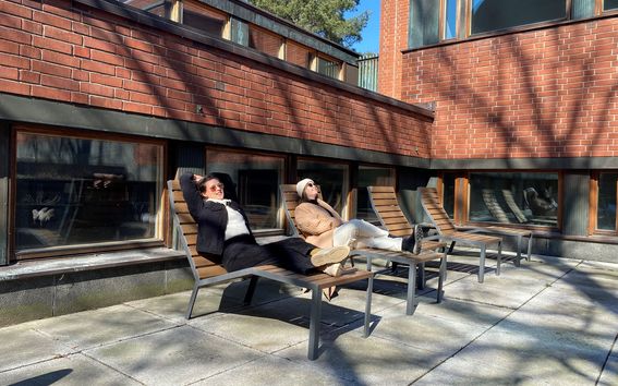 Kampuksen uudet ulkokalusteet