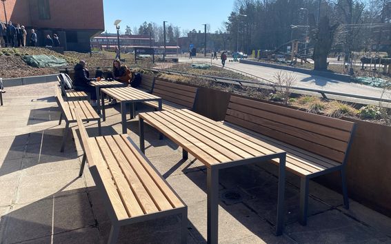 Ulkokalusteita kampuksella