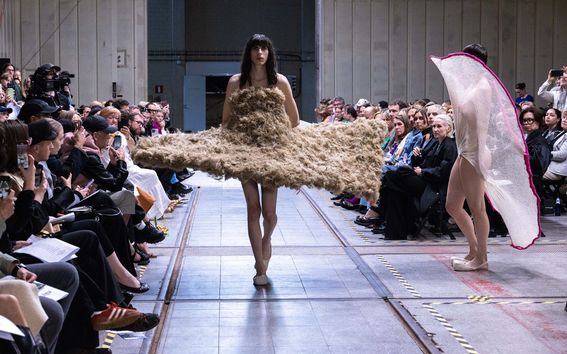 The winning collection by Ruusa Vuori at Aalto University's fashion show Näytös23, a model walking on the catwalk  