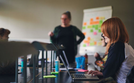 Käsikirjoituskoulutusta / post-it-lappuja / Marja-Riitta Koivumäki