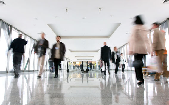 Ihmisiä kävelämässä aseman läpi.