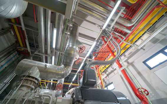 Ilmavaihtokoneita konehuoneessa.