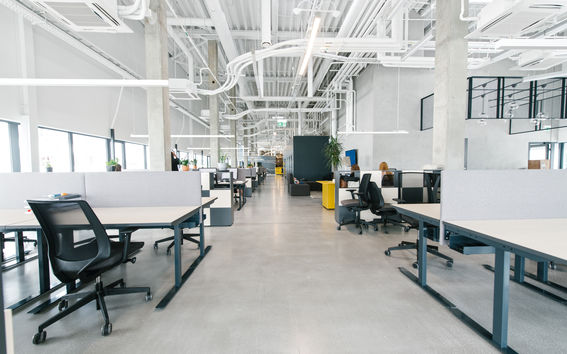 Toimistotila, katossa näkyvillä talotekniikkaa