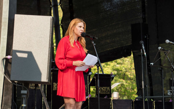 Mia Särkiä, chair of the alumni network board, talking on stage