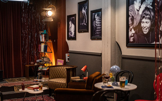 Bild av filmuppsättningar som liknar ett kafé.