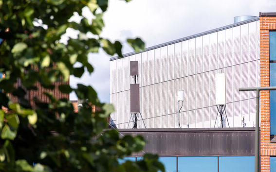 Aalto-yliopistossa tehdään monialaista 5G-tutkimusta verkkotekniikasta ja signaalinkäsittelystä aina 5G:tä hyödyntäviin sovelluksiin. Kuva: Aalto-yliopisto / Mikko Raskinen
