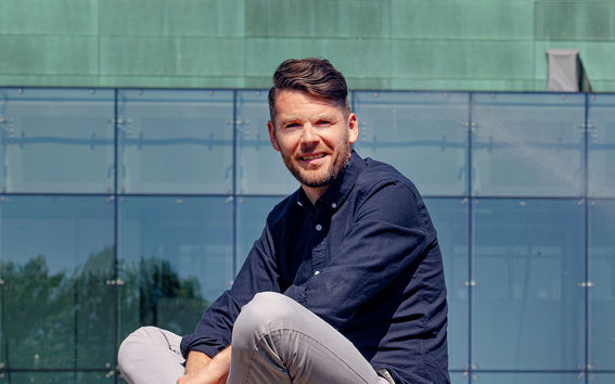 Kenneth Dooley on aloittanut viisivuotisen kautensa työelämäprofessorina lokakuussa 2022 Aalto-yliopiston sähkötekniikan ja automaation laitoksella. Kuva: Aalto-yliopisto / Nita Vera